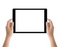 Tablet Querformat gehalten Tablet wird Querformat mit zwei Händen gehalten